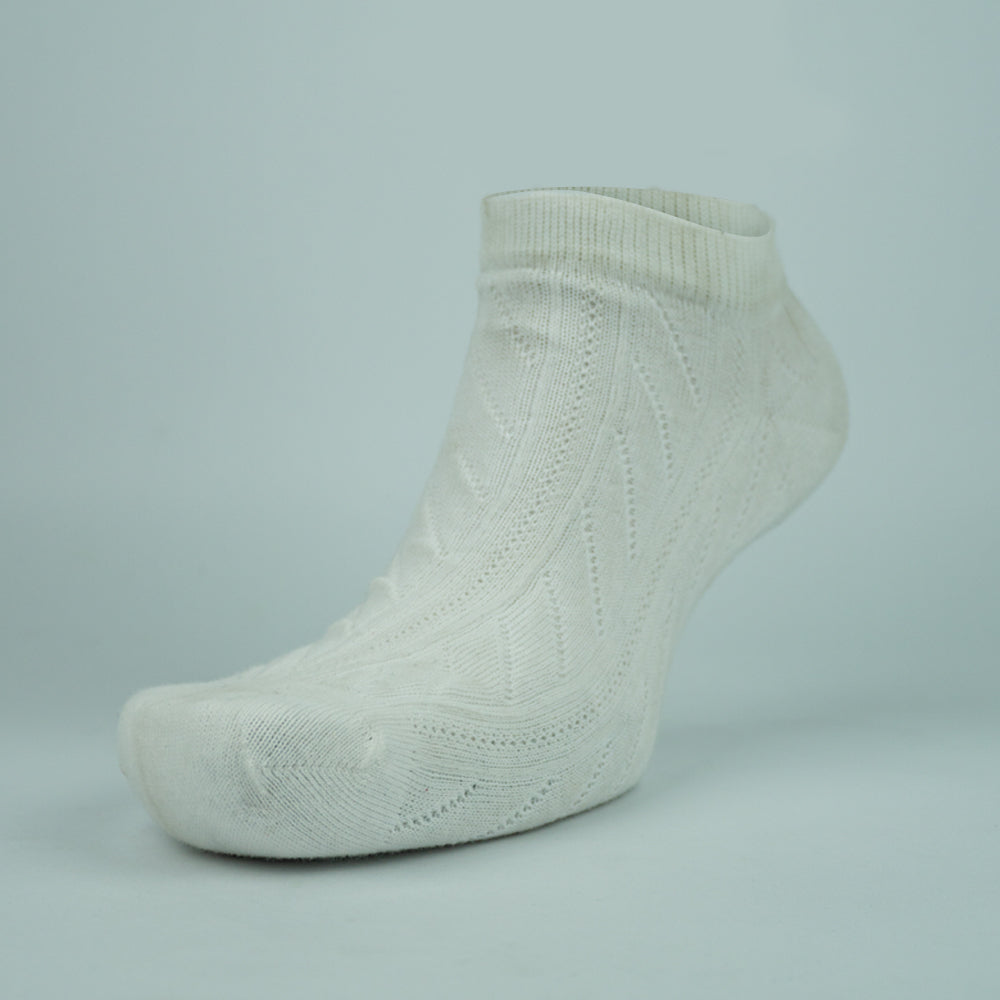 Women White Cable Knit Ankle Socks